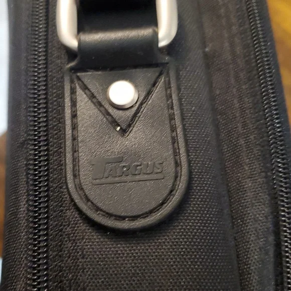 Like New Targus Laptop Messenger Bag, Black - Picture 5 of 11